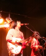 THE HOLDENSのライブの様子。（撮影：アイザワマナ）