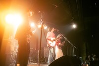 THE HOLDENSのライブの様子。（撮影：アイザワマナ）