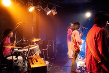 THE HOLDENSのライブの様子。（撮影：アイザワマナ）