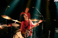 THE HOLDENSのライブの様子。（撮影：アイザワマナ）