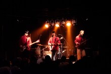 THE HOLDENS（撮影：アイザワマナ）