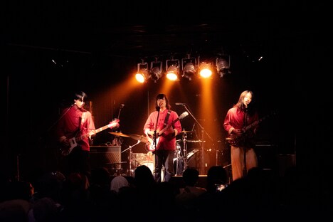 THE HOLDENS（撮影：アイザワマナ）