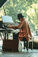 世界中の街角で演奏するストリートピアニストの菊池亮太。（撮影：井上嘉和）