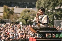 直射日光を受けて「俺“まぶしがりや”なんで」と語り、ファンを喜ばせた堀込高樹（Vo, G / KIRINJI）（撮影：井上嘉和）