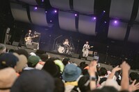 サポートドラマーにユナ（ex. CHAI）を迎えた羊文学。（撮影：井上嘉和）