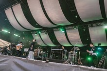 岸田繁（くるり）を迎えた玉井詩織（ももいろクローバーZ）feat. 武部聡志のパフォーマンスの様子。（撮影：井上嘉和）