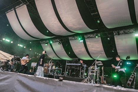 岸田繁（くるり）を迎えた玉井詩織（ももいろクローバーZ）feat. 武部聡志のパフォーマンスの様子。（撮影：井上嘉和）