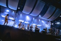 大編成でパフォーマンスするくるり。（撮影：井上嘉和）