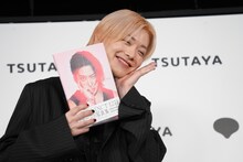 かわいいポーズを披露するユウタ（NCT 127）。