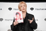 写真集を指差すユウタ（NCT 127）。