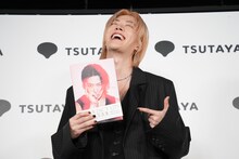 かわいいポーズを連続でリクエストされて大笑いするユウタ（NCT 127）。