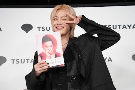 かわいいポーズのリクエストにピースを披露するユウタ（NCT 127）。