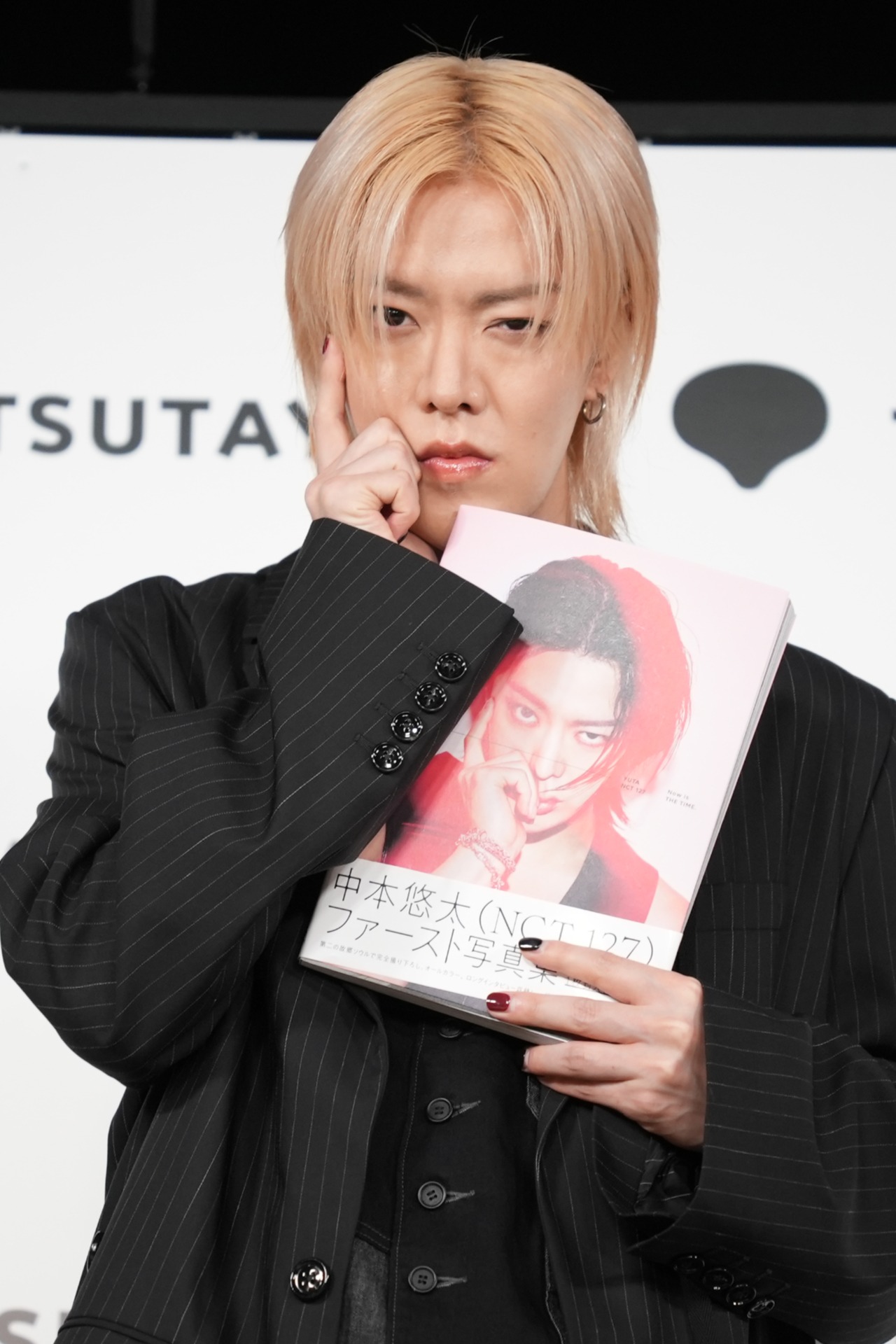 写真集の表紙と同じ表情を披露するユウタ（NCT 127）。