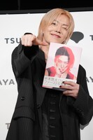 カメラを指差すユウタ（NCT 127）。