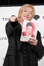 カメラを指差すユウタ（NCT 127）。