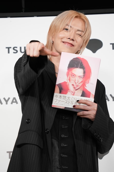 カメラを指差すユウタ（NCT 127）。