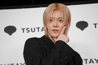 ポーズを決めるユウタ（NCT 127）。