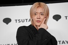 ポーズを決めるユウタ（NCT 127）。