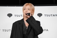 質問に答えるユウタ（NCT 127）。