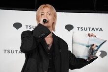 お気に入りのカットを紹介するユウタ（NCT 127）。