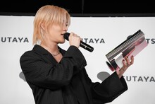 ファンが好きそうなカットが掲載されたページを探す質問に答えるユウタ（NCT 127）。