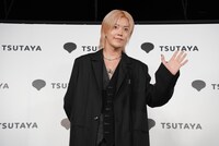 手を振るユウタ（NCT 127）。