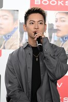 撮影を振り返る三山凌輝。