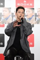 バケツの絵がずらりと並ぶ様子を説明する三山凌輝。