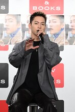 バケツの絵がずらりと並ぶ様子を説明する三山凌輝。