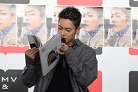 お気に入りカットを選定する三山凌輝。