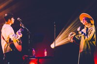 左から吉田結威（G, Vo）、山田義孝（Vo）。（撮影：白石達也）