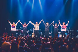 吉田山田、最高を更新し続けた15周年2DAYSライブ「あなたに手を伸ばすために音楽を作り続ける」