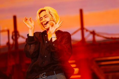 「NHK MUSIC SPECIAL 藤井風 ～登れ、世界へ～」より。（写真提供：NHK）