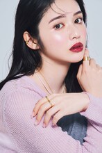 「CanCam」2024年12月号より、「女友達とのランチ」メイクの鎮西寿々歌（FRUITS ZIPPER）。