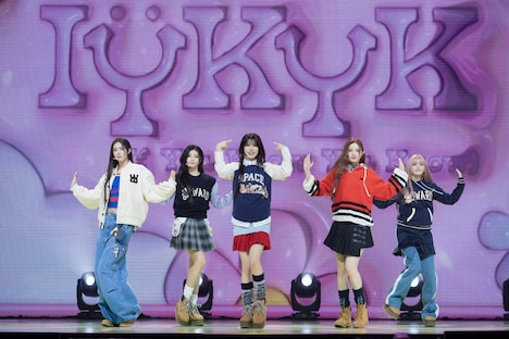 「IYKYK」を披露するILLIT。 (P)&(C) BELIFT LAB Inc.