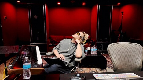 「NHK MUSIC SPECIAL 藤井風 ～登れ、世界へ～」より。（写真提供：NHK）