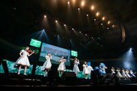 会場の全員で「好きです かわさき 愛の街」を合唱するMARUKADO。