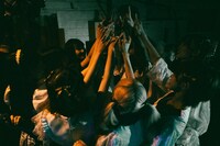 武道館のステージ裏でいつも通りの円陣を組むMARUKADO。