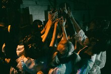 武道館のステージ裏でいつも通りの円陣を組むMARUKADO。