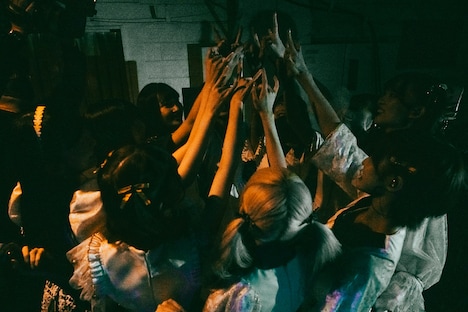 武道館のステージ裏でいつも通りの円陣を組むMARUKADO。