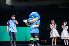 MARUKADOの応援に駆け付けた川崎信用金庫・堤理事長（左）とふろん太（右）。