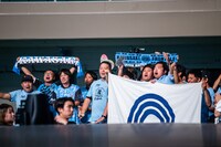 武道館に生声を響かせる川崎フロンターレのサポーター。