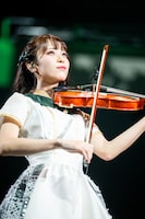 バイオリンを演奏するMIRA。