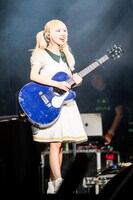 ギターを演奏するSHION。