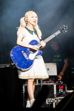 ギターを演奏するSHION。