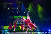 片手側転を披露するMIHANEとNAHO。