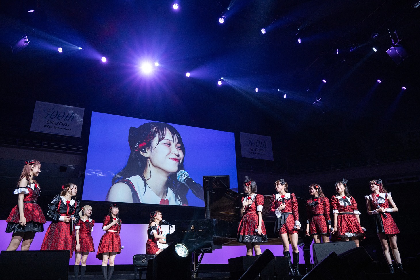 新曲「ハッピーエンドは」をサプライズで披露するMARUKADO。
