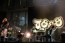 シネシティ広場に登場したAooo。