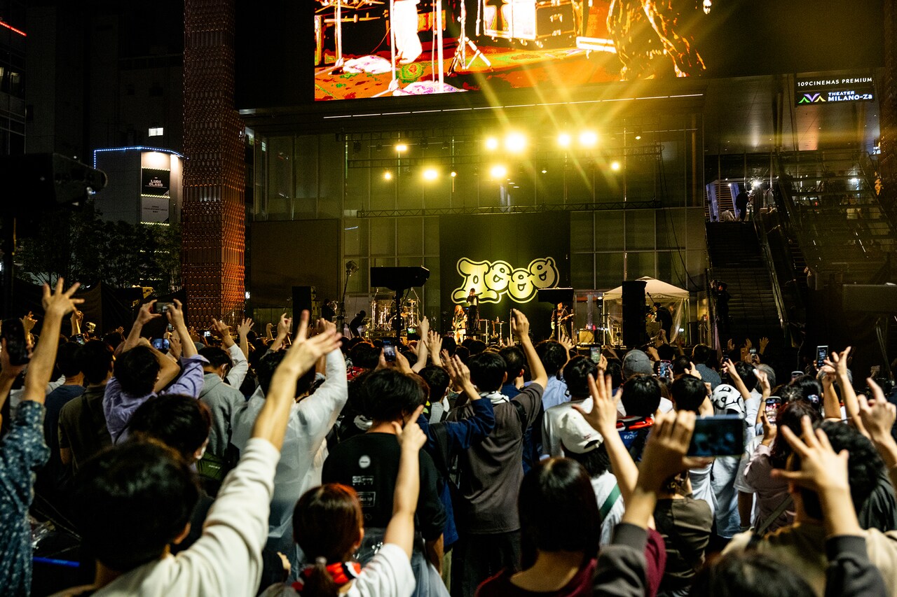 Aooo、歌舞伎町のド真ん中でフリーライブ（ライブレポート / 写真25枚