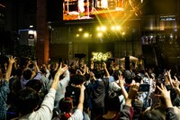 Aoooのライブで盛り上がるシネシティ広場。